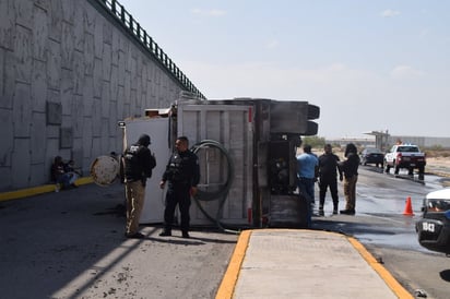 Pipa de agua vuelca en la carretera 30 de Frontera