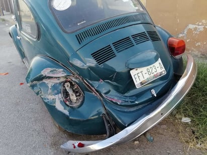 Bocho estacionado es chocado por cafre y huye