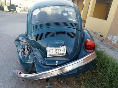 Bocho estacionado es chocado por cafre