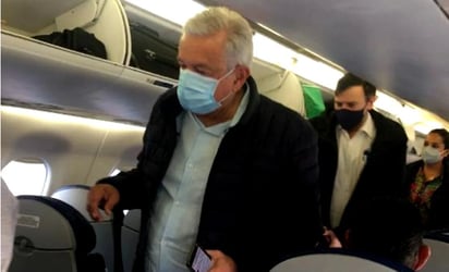 AMLO aborda vuelo para iniciar gira por Colima