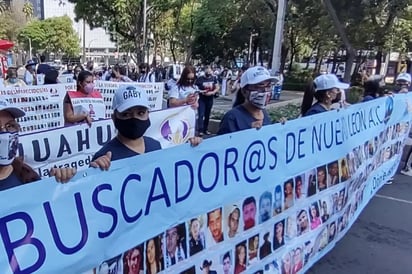 Marchan sobre Reforma familiares de desaparecidos