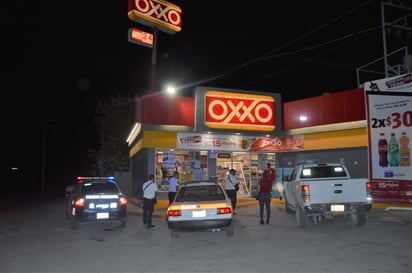 Cliente enfurece por falta de cambio en Oxxo y derriba puerta