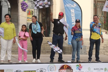 Beto Villarreal da banderazo a carrera Coahuila 1000