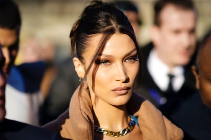 Bella Hadid deslumbra en lencería azul y foto 'encanta' a Maluma