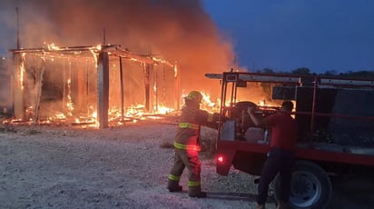 Un domicilio humilde se incendia por completo