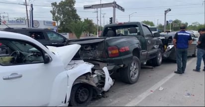 Camionetas de lujo provocan carambola en libramiento República