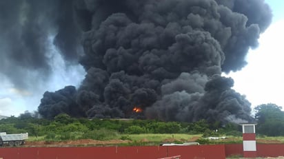 Se mantiene la lucha contra el grave incendio industrial desatado en Cuba