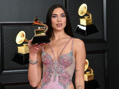 Dua Lipa derrocha sensualidad con revelador catsuit traslúcido