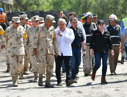 Reitera AMLO que es prioridad encontrar con vida a mineros atrapados