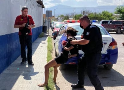 VIDEO: Mujer finge estar poseída para no ser arrestada: Monclova 