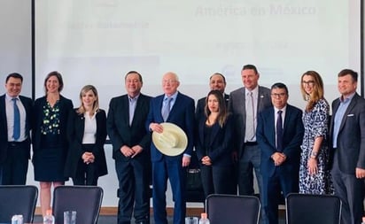 Ken Salazar se reúne con empresarios del sector automotriz en SLP