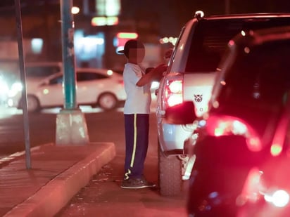 Niños son resguardados por SP al 'franelear' a tardes horas de la noche