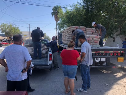 Desarrollo social entrega bultos de cementos subsidiados a un bajo costo