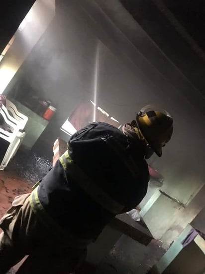 En el ejido 8 de Enero una casa casi fue consumida por el fuego