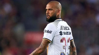 Dani Alves elude a la prensa durante llegada de Pumas a México, tras goleada ante Barcelona