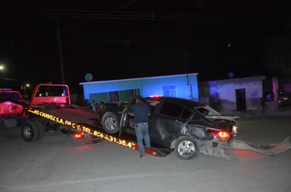 Conductor choca, huye y reporta su auto como robado