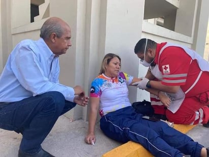 Alcalde auxilia a mujer accidentada