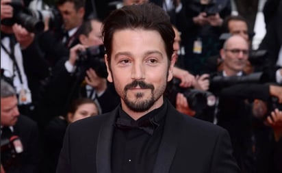 Diego Luna critica a AMLO por dar 'golpe militar a la constitución'