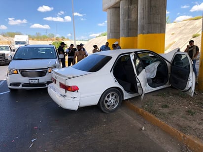 Mujer se estrella contra muro de concreto