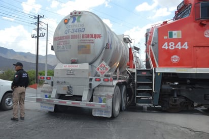 Chofer de autotanques con 60 mil litros de gasolina intenta ganarle el paso a tren