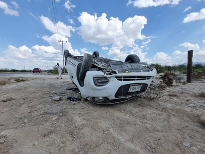 Mujer volcó su auto y queda lesionada