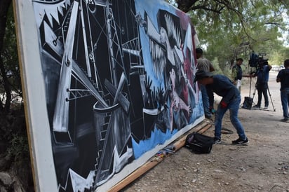 Artista plástico plasma el accidente en un mural