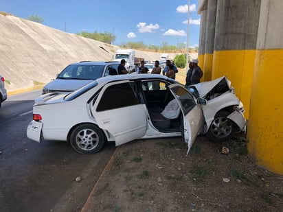 Mujer choca y resulta lesionada al impactar muro de contención