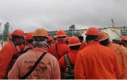 Trabajadores paran labores por falta de pago en Dos Bocas