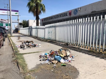 Centro de Rehabilitación Central rodeado de montones de basura en Monclova