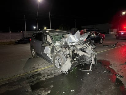 Mujer estrella su camioneta con tráiler