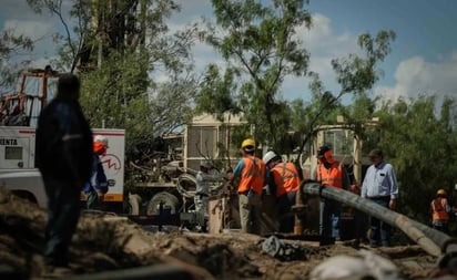 Sube nivel del agua en pozos donde están atrapados mineros