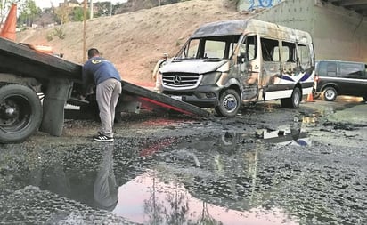 Bloqueos, ahora en 3 ciudades de Baja California; queman transporte