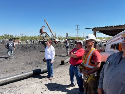 Familiares de mineros exigen renuncia de titular de Protección Civil