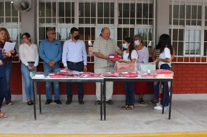 Alcalde de Castaños dona 11 uniformes 