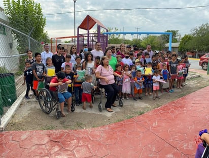 Senadora entrega útiles escolares a familias necesitadas