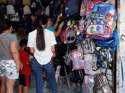 Comercios de Monclova abarrotados por compras de último momento ante el regreso a clases