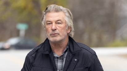 Caso Alec Baldwin: FBI concluye que el actor apretó el gatillo de la pistola que mató a Hutchins