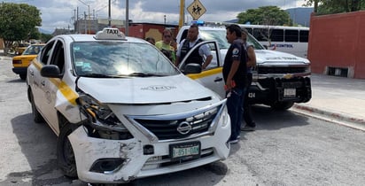 A mujer taxista le chocan y después la atropellan