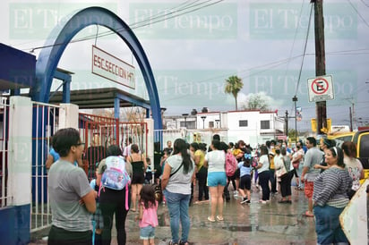 Ciclo escolar en Monclova arranca entre lluvia, charcos y sombrillas