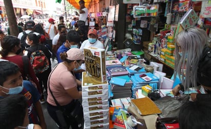 Niños reciben apoyo de útiles escolares en CDMX