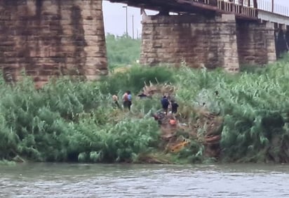 Migrantes desafían la fuerte corriente del río Bravo, siguen cruzanando sin temor