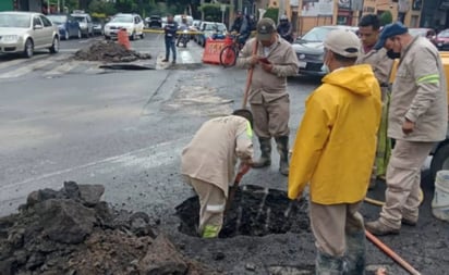 Sacmex atiende fuga de agua que ocasionó socavón