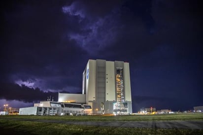 Cohete SLS de la misión Artemis I inicia su traslado a plataforma de despegue