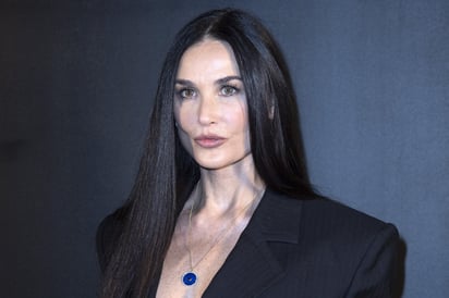 Demi Moore presume figura 'irreal' con bikini rosa a los 59 años