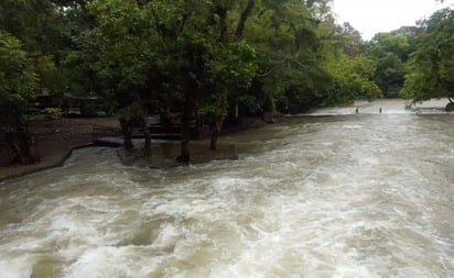 Cierran destinos turísticos de San Luis Potosí por crecida de ríos