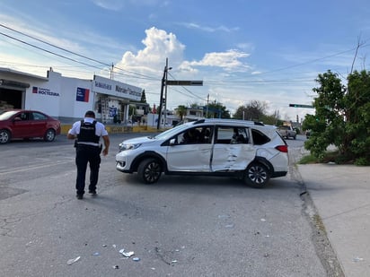 Conductor da vuelta en “U” y lo chocan 