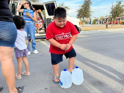 Nuevo León: Iker ‘el niño millonario’ reparte agua a familias de García