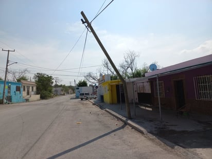 Conductor choca contra poste en la colonia 2 de Abril y se da la fuga: Monclova 