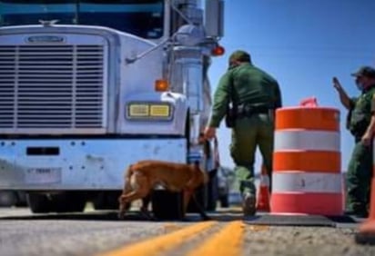 La Patrulla Fronteriza detiene camión cargado de indocumentados en estacionamiento de Walmart