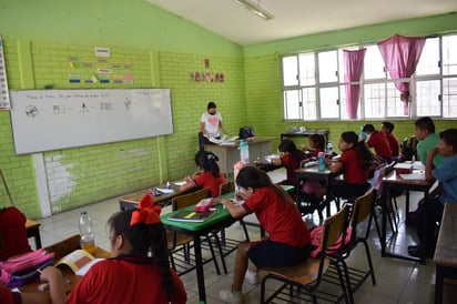 Niños estudian sin electricidad en escuela de Colinas en Monclova